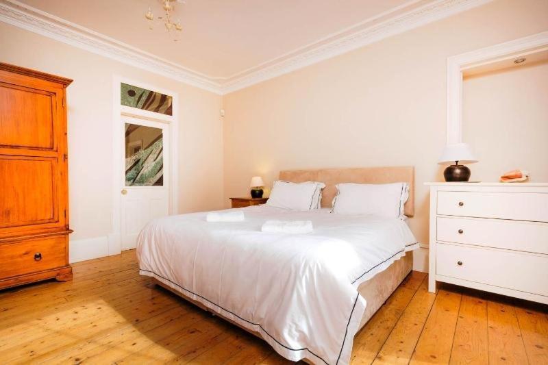 Spacious New Town Garden Flat Apartamento *