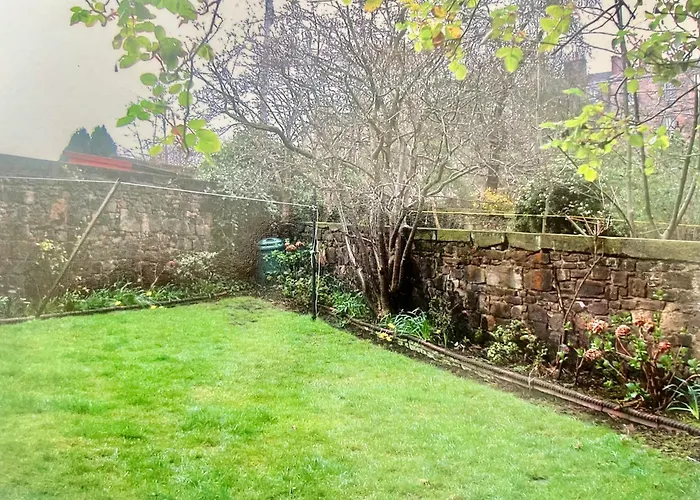 Spacious New Town Garden Flat