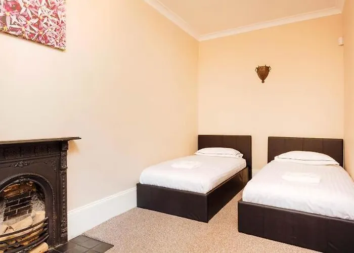 Spacious New Town Garden Flat