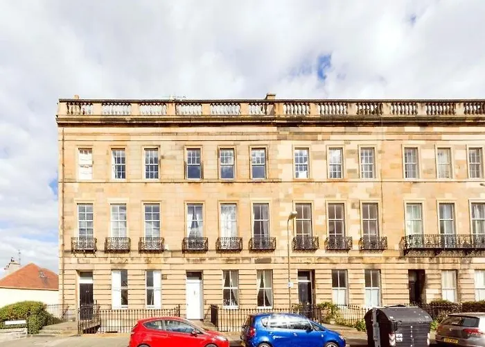 Spacious New Town Garden Flat